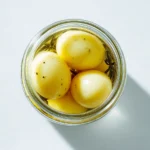 Soleier nur mit Salz im Glas auf weißem Untergrund