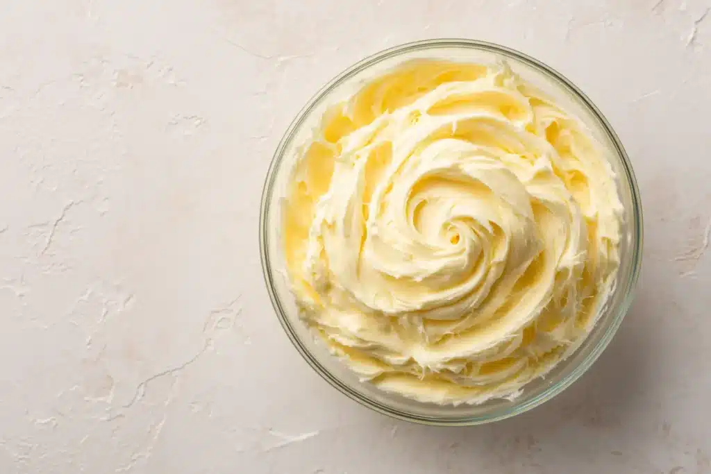 Amerikanische Buttercreme in eleganter Schale, cremig und hell beleuchtet