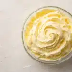 Amerikanische Buttercreme in eleganter Schale, cremig und hell beleuchtet