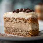 Kaffee-Buttercreme auf Torte mit Kaffeebohnen