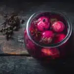 Eingelegte Soleier mit Rote Bete in Glas - tiefrote Farbe und marmorierte Optik