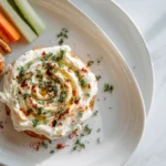 Spundekäs mit Brezeln und Wein auf rustikalem Brett