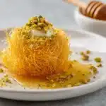 Knuspriges Kataifi Rezept mit Pistazien und Honigsirup