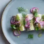 Marinierter Hering modern angerichtet mit Apfel, Zwiebeln und Dill