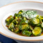 Vegetarische Schmorgurken mit Zucchini und Dillsauce in moderner Präsentation