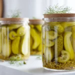 Modernes Senfgurken Rezept DDR im eleganten Glas mit Dill und Senfkörnern