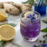 Blue Mounjaro Getränk mit Zitrone, essbaren Blüten und natürlichen Zutaten