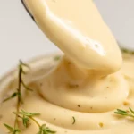 Burger Sauce ohne Ketchup, cremig und mit frischen Kräutern garniert
