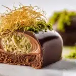 Sushi-Gurkensalat mit Sushi, Miso-Suppe und Edamame im modernen Stil