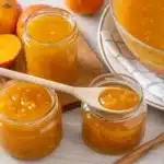 Verschiedene Mirabellen Marmelade Variationen in Gläsern auf Holztisch