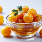 Mirabellenkompott im Glas – Foodfoto mit gelben Pflaumenkompott, helle Studioaufnahme