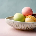 Bunte Mochis Rezept auf modernem Teller in minimalistischem Stil