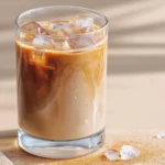 Cremiger Proffee Drink im Glas mit Eiswürfeln – Proffee Drink Rezept