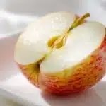 Frisch aufgeschnittener Fuji-Apfel auf weißem Teller