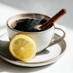 Kaffee mit Zimt und Zitrone in stylischer Präsentation