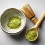 Klassische Matcha Zubereitung mit Bambusbesen und Schale