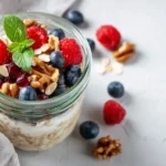 Overnight Oats with Yogurt im Glas mit frischen Beeren