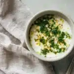 Yarmalı yoğurt çorbası in Keramikschale mit Minzbutter