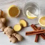 Natürliche Zutaten für den Doc Fischer Ingwer Trick auf einem Holzuntergrund