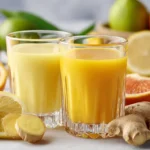 Ingwer Shot Rezept im Glas mit Zitrone und Ingwer