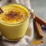 Kurkuma Latte mit cremiger Hafermilch und Gewürzen