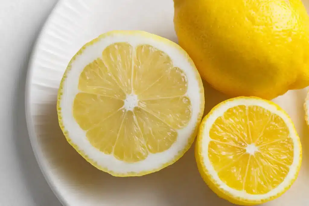 Nahaufnahme einer aufgeschnittenen Meyer-Zitrone mit saftiger Textur