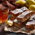 Quittenmarmelade im Glas mit frischen Quitten auf Holztisch