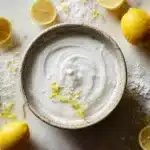 Klassische Zitronenglasur auf Zitronenkuchen