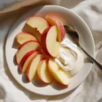 Grüner Apfel Nahaufnahme mit Wassertröpfchen – ideal zum Abnehmen