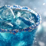 Blaues Salz Trick Drink mit blauem Salzrand und Eiswürfeln im Glas