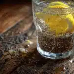 Glas mit Chiasamen und Zitrone – perfektes Getränk zum Abnehmen