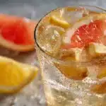 halbe Grapefruit auf Frühstückstisch zum Abnehmen