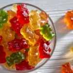 Selbstgemachte Gummibären in bunten Farben in einer Glasschale
