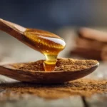 Honig und Zimt zum Abnehmen – Nahaufnahme von Zimt mit Honig auf Holzlöffel