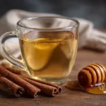 Honig‑Zimt‑Wasser wird mit heißem Wasser aufgegossen