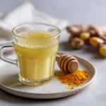 Ingwershot bei Erkältung mit frischem Ingwer und Zitrone im Glas