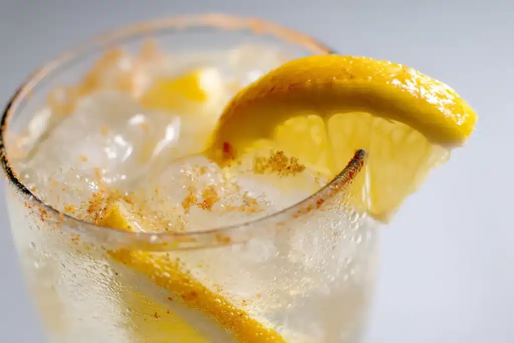 Zutaten für das natürliche Mounjaro Getränk mit Ingwer und Zitrone