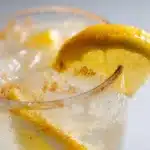 Zutaten für das natürliche Mounjaro Getränk mit Ingwer und Zitrone