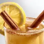 Natürliches Mounjaro Getränk im Glas mit Zimt, Ingwer und Zitrone