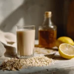Zutaten für den Oatzempic Hafer‑Drink auf heller Küchenfläche