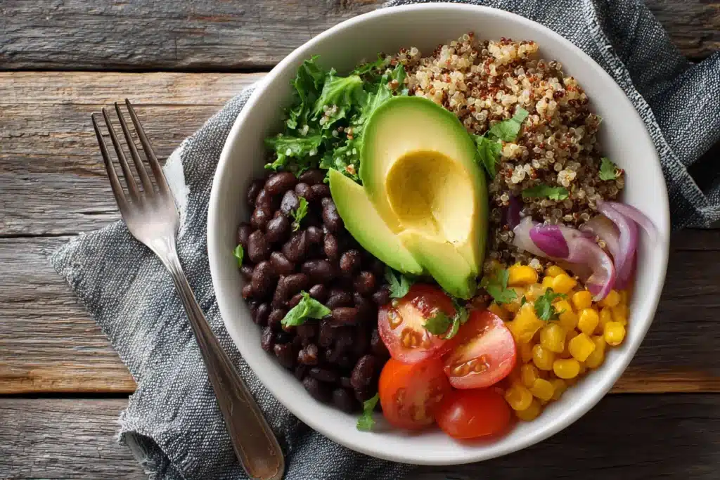 Bunte Bowl mit schwarzen Bohnen, Avocado und Gemüse