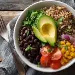 Bunte Bowl mit schwarzen Bohnen, Avocado und Gemüse