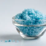 Studioaufnahme von blauem Salz in einer Glasschale