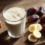 Cottage Cheese Shake mit Banane und Datteln in einem Glas