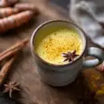 Goldene Milch im rustikalen Becher