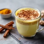 Goldene Milch in Keramiktasse