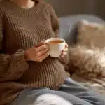 Schwangere Frau trinkt Ingwertee